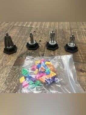 Trivial Pursuit Star Wars Board Game Figures with Multicolor Plastic Tokens